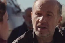 Léo tente de réconforter Barbara