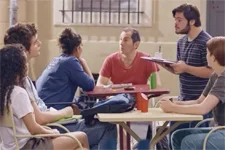 Les ados constatent que Rémi connaît par cœur un poème de Victor Hugo !