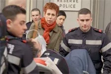 Les policiers découvrent le corps de Patrick ensanglanté devant le commissariat !