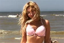 Lola Marois (Ariane) s?affiche en bikini rose sur les réseaux sociaux