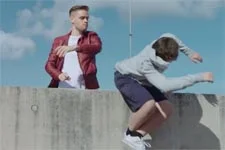 Lucas fait une énorme chute dans le vide !