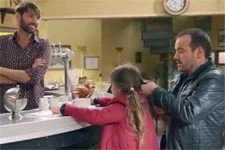 Lucie répète des gros mots de Sabrina à Jean-Paul !