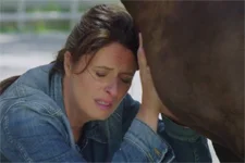 Luna CRAQUE face à une jument !