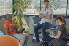 Luna et Mouss taquinent Bertrand !