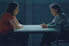 Luna jure à Mirta qu’elle fait tout pour la faire sortir de prison