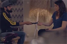 Luna récupère son nouveau jouet !