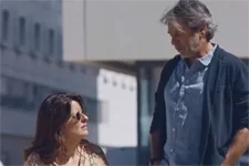 Luna se rend chez son assureur en compagnie de Sacha