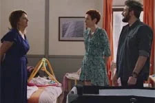 Luna surprend Babeth dans la chambre de Michaël