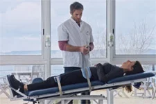 Luna teste la position verticale au centre de rééducation