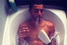 Marwan Berreni (Abdel) nu dans son bain