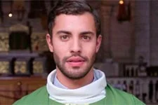 Marwan Berreni (Abdel) révèle comment il s?est préparé son rôle de prêtre dans « Les Mystères de la basilique »