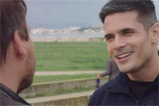 Mathias annonce à Jean-Paul qu’un ange lui est tombé dessus à Noël