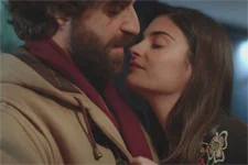 Maxime repousse Sabrina qui tente de l’embrasser