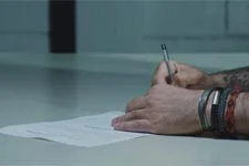 Michaël signe un papier important