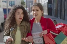 Mila offre des fringues à Alison avec la carte bleue de Jeanne