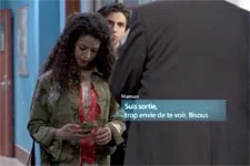 Mila reçoit un message de sa mère qui la perturbe