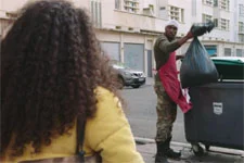 Mila tombe sur Valère qui vide les poubelles