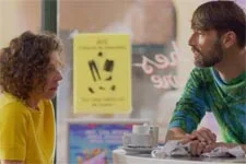 Mirta interroge Thomas pour savoir pourquoi Claire ne travaille plus au Bar du Mistral