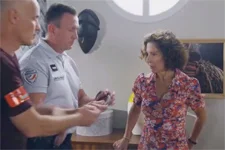 Mirta pique une énorme crise de nerfs contre les flics !