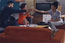 Mirta, Thérèse et Gabriel trinquent au retour de Mathis !