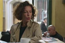 Mirta tombe sur une carte postale olé olé !