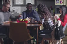 Mouss essaie de se faire une place dans la coloc en se chargeant des corvées