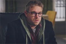 Nathan cache sa découverte à Estelle et Sabrina !