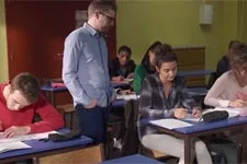 Nathan chope Emma avec son portable en plein contrôle