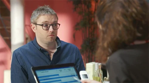 Nathan est surpris par la révélation d?Estelle