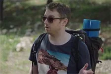 Nathan n?est pas motivé pour dormir en pleine nature !