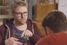 Nathan trouve un indice dans le reflet des lunettes de Stéphanie !