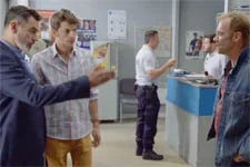 Patrick apprend qu?Eric a intimidé le voisin et amant d?Hélène