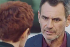 Patrick demande à Babeth de ne pas lui fermer la porte