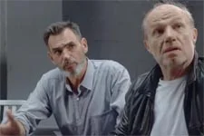 Patrick et Léo regardent le Tour de France en cachette au commissariat !