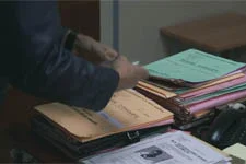 Patrick pique un objet important dans le bureau d?Anne