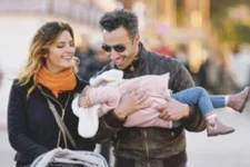 PHOTOS : Laetitia Milot (Mélanie) à Saint-Raphaël avec sa fille et son mari !