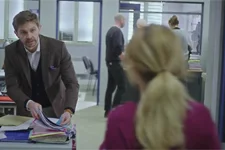 Plus belle la vie en avance : Alex Melmont VOLE des informations à Ariane !