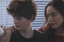 Plus belle la vie en avance : Antoine reçoit sa première injection !