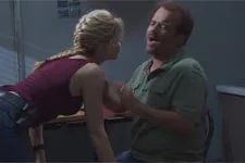 Plus belle la vie en avance : Ariane tente d?embrasser JP Boher