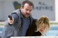 Plus belle la vie en avance : Ariane touchée par les balles des fugitifs !