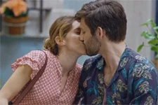 Plus belle la vie en avance : Barbara embrasse Gustave MAIS…