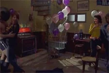 Plus belle la vie en avance : Barbara embrasse un strip-teaser !