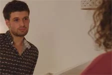 Plus belle la vie en avance : César débarque dans la chambre d?hôtel d?Emma