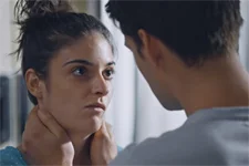 Plus belle la vie en avance : César se rend à la coloc pour parler à Sabrina !