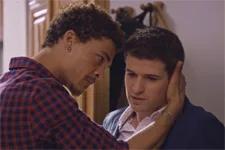 Plus belle la vie en avance : César va chercher les affaires d?Emma chez Baptiste !