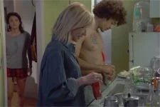 Plus belle la vie en avance : Emma surprend Céline et Baptiste dénudés !