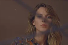 Plus belle la vie en avance : Estelle, cachée dans la blanchisserie, entend TOUT !