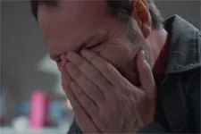 Plus belle la vie en avance : Franck s?écroule devant Mathis !