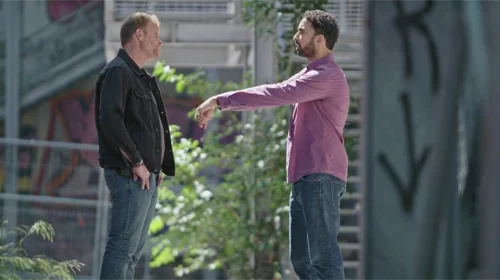 Plus belle la vie en avance : Gabriel se fait choper en train d’acheter de la DROGUE !