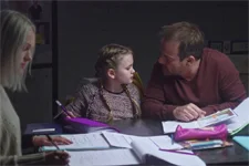 Plus belle la vie en avance : Jean-Paul emmène Lucie au commissariat pour la protéger !